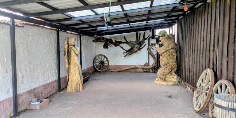 Überdachter Durchgang zum Garten