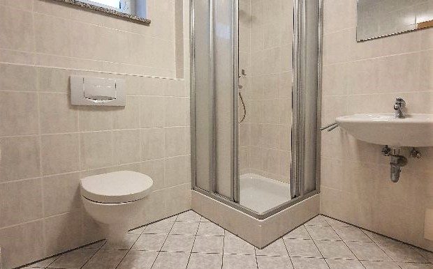 UG: Duschbad im Apartmentzimmer