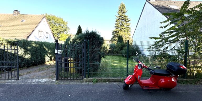 Blick auf das Grundstück von der Straße