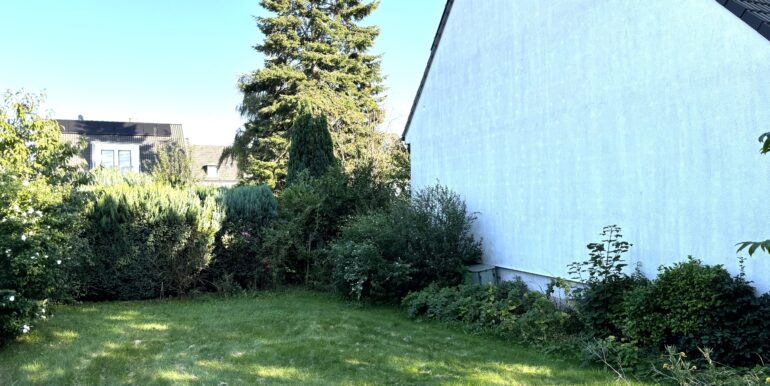 Grundstücksteil Wiese Blick zum Nachbarhaus