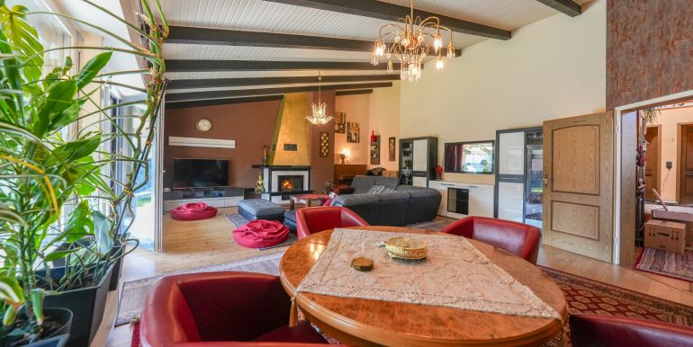 Essbereich mit Blick ins Wohnzimmer