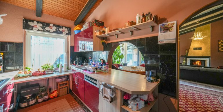 Küchenbereich mit Blick in den Wohnbereich