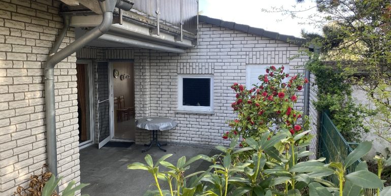 Seitliche Terrasse und Zugang zur Garage