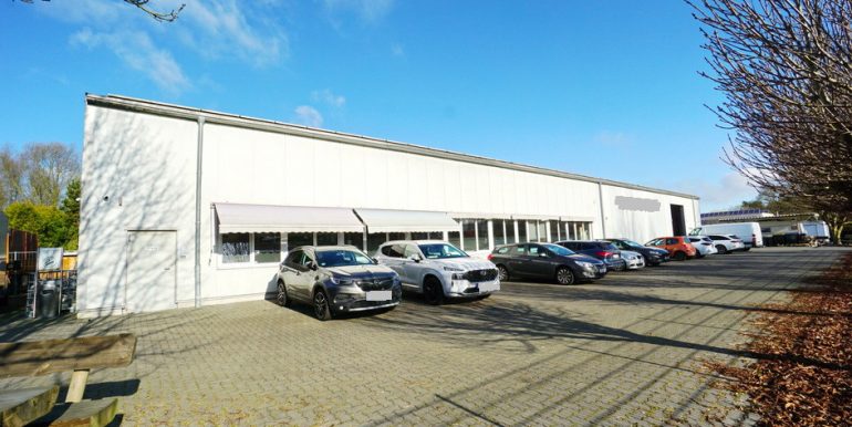 Gewerbehalle mit Stellplätze