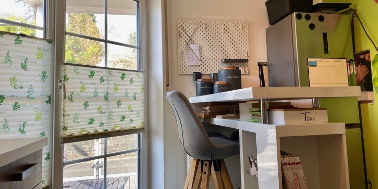 Küche mit Zugang zum Balkon (Wohnung II - OG)