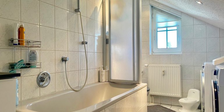 Bad mit Wanne (Wohnung II - DG)