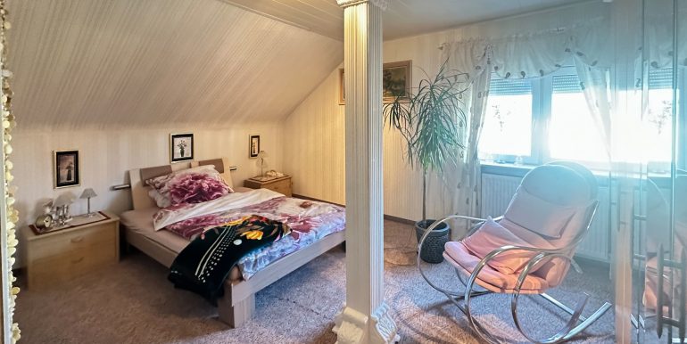 Schlafzimmer DG