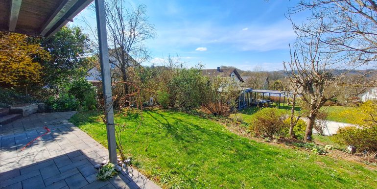 Blick von der Terrasse in den Garten