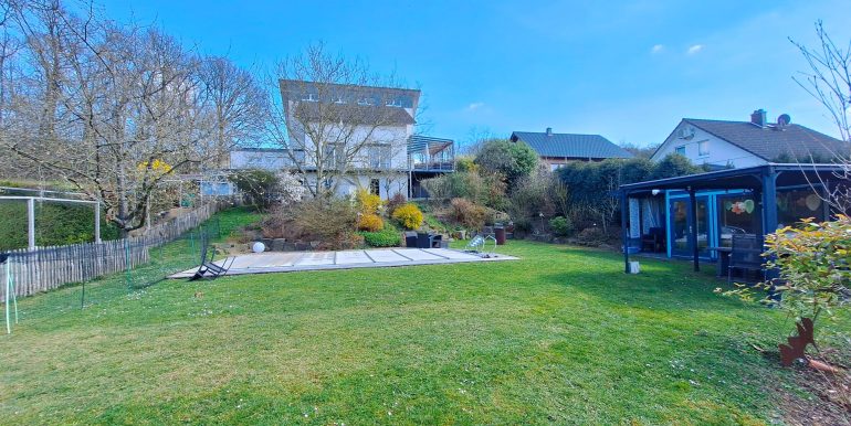Blick vom Garten aufs Haus