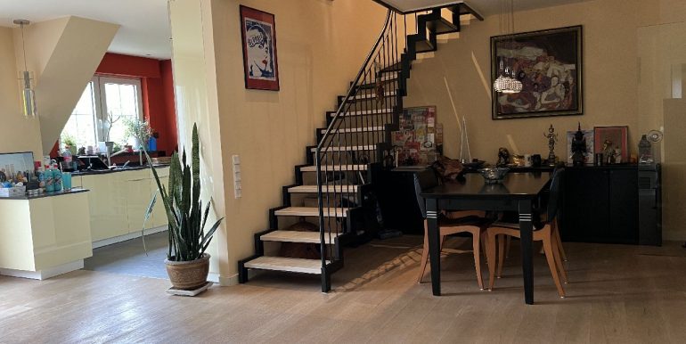 Essbereich mit Treppe ins OG