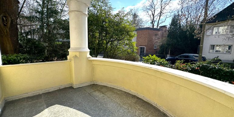 ...mit Loggia zur Straße