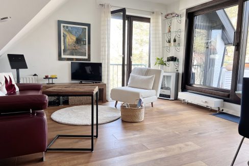 Wohnzimmer mit Ausgang zur Loggia