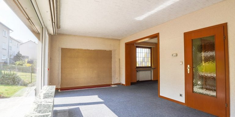 Offener Wohnbereich mit Terrassenzugang