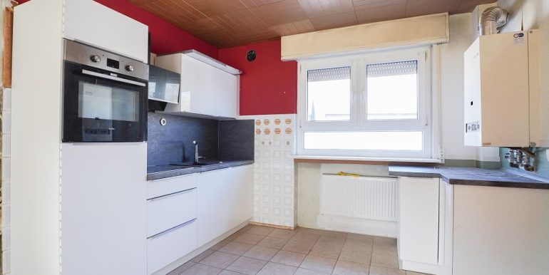 Der Küchenbereich mit Einbauküche