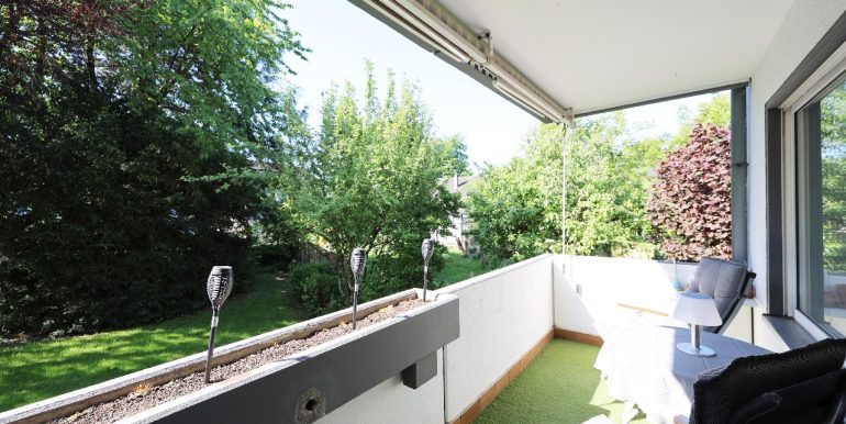Balkon am Wohnraum mit Markise