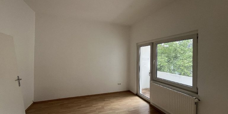 Schlaf-/Kinderzimmer mit Zugang zum Balkon
