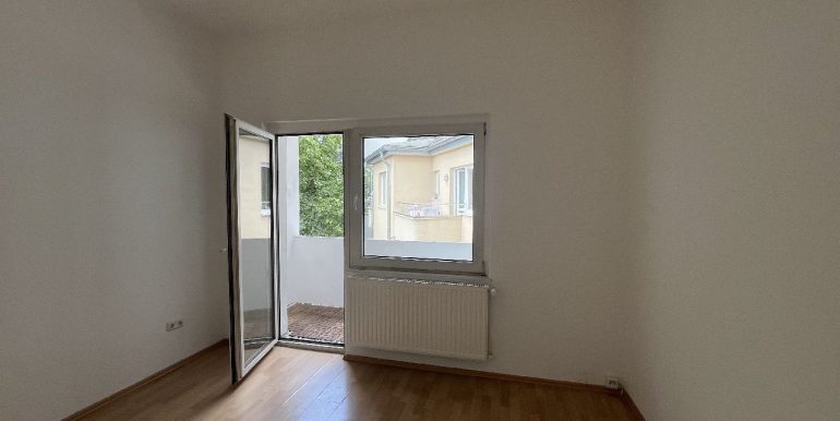 Schlaf-/Kinderzimmer mit Zugang zum Balkon