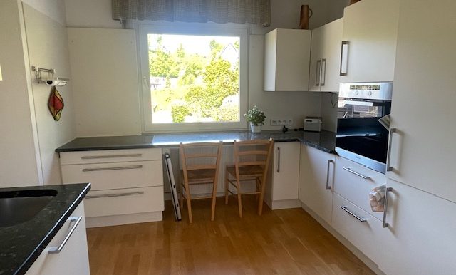 Küche mit praktischem Abstellraum
