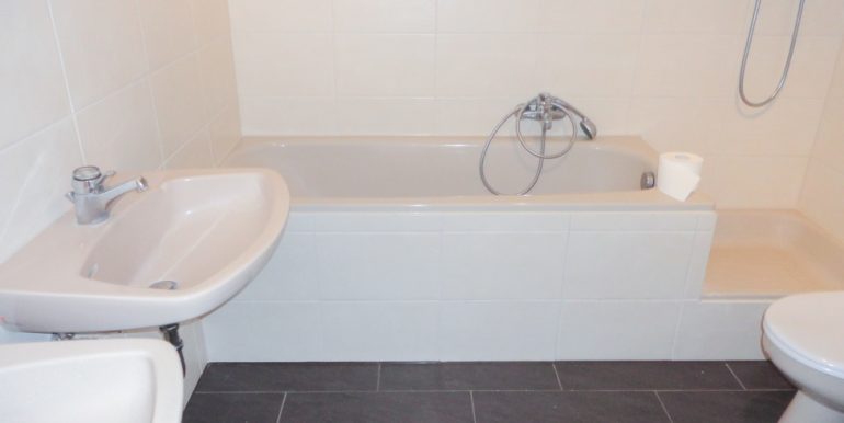 Modernes gefliestes Badezimmer