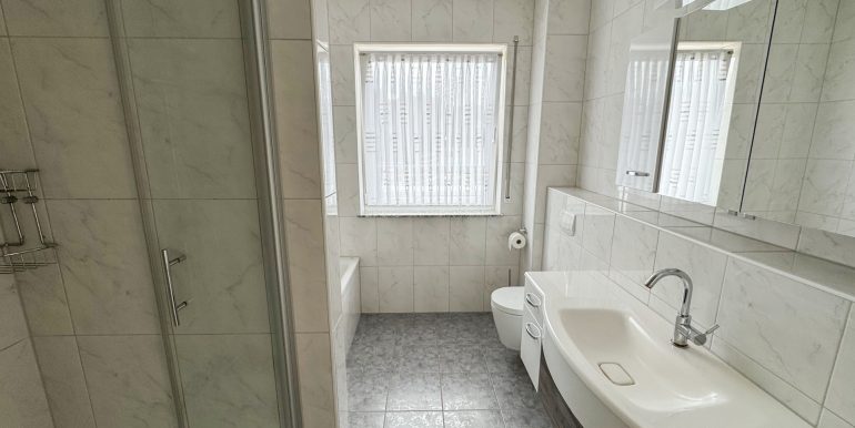 Tageslichtbad mit Wanne und Dusche