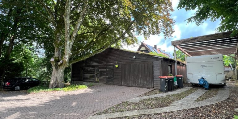 Garage und Stellplatz