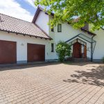 Großzügige Einfahrt, zwei Garagen und ein einladender Hauseingang – dieses Zuhause überzeugt schon beim ersten Eindruck.