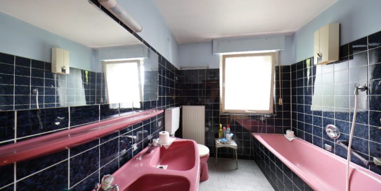 Bad mit Badewanne und Dusche