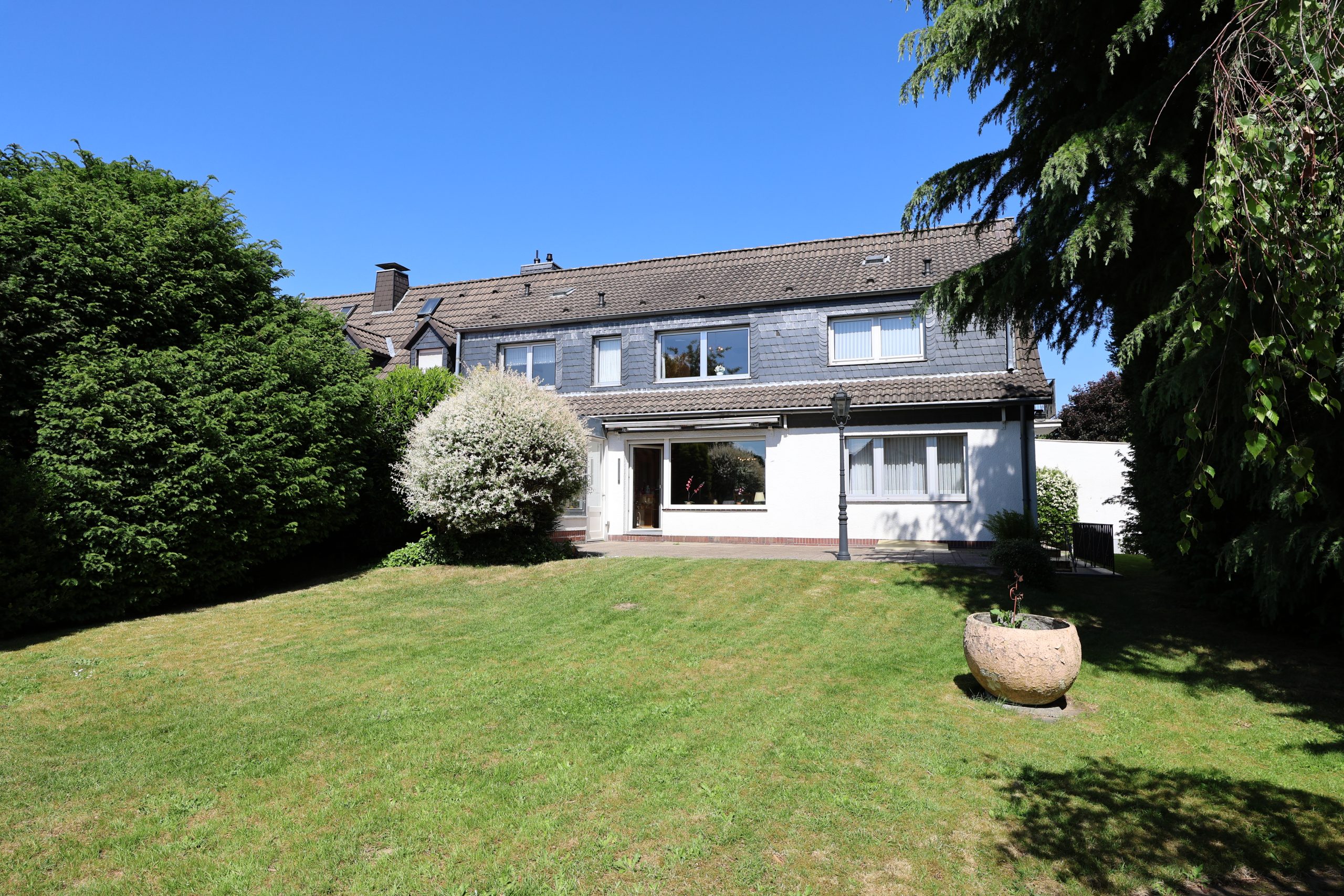 NEU: Großzügige Doppelhaushälfte mit Garage in gefragter Schlebuscher Wohnlage