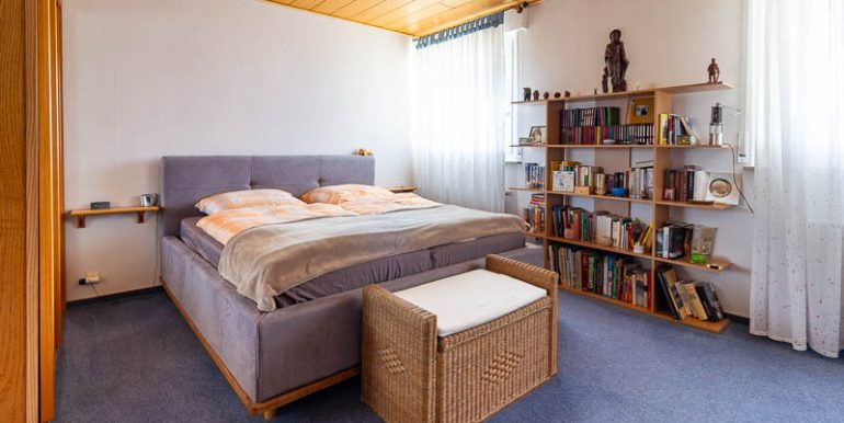 Geräumiges Schlafzimmer mit viel natürlichem Licht – ein persönlicher Rückzugsort.