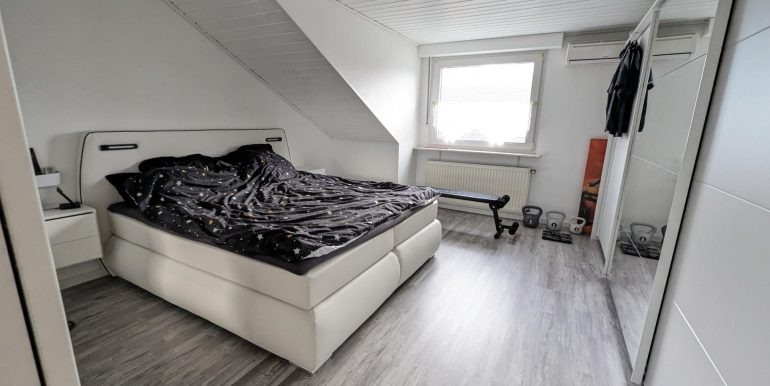 Schlafzimmer DG