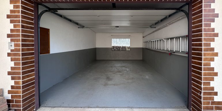 Garage zw. Nebengebäude und Carportrport