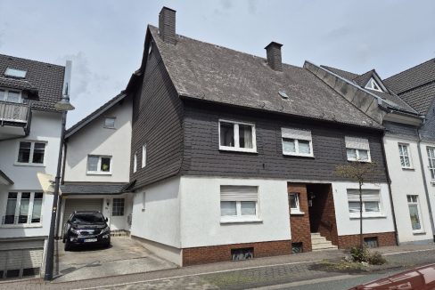 Ansicht mit Garage