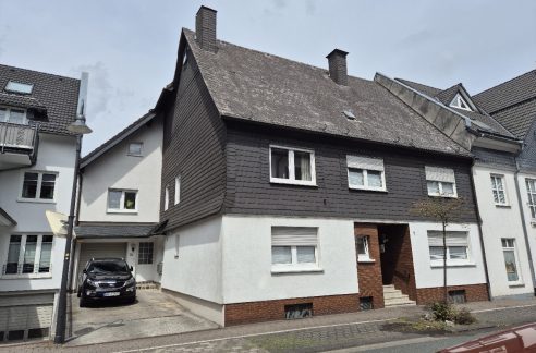 Ansicht mit Garage