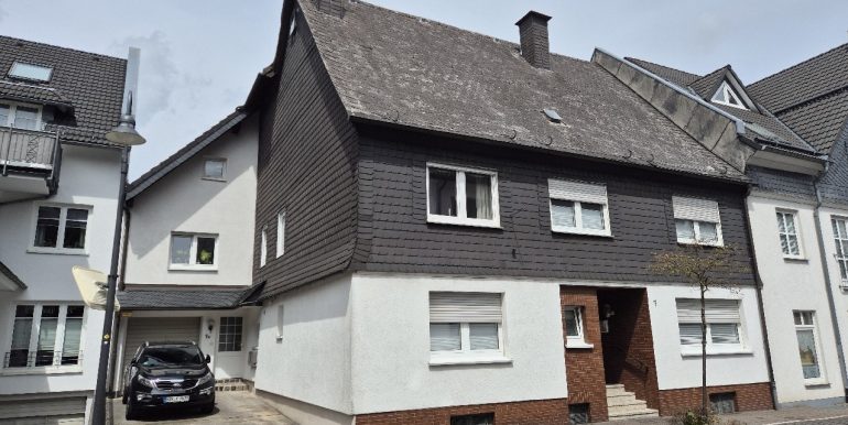 Ansicht mit Garage