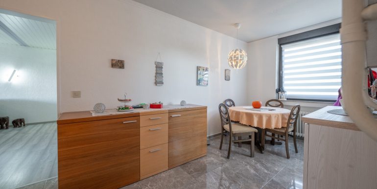 Essbereich mit Blick in den Wohnbereich