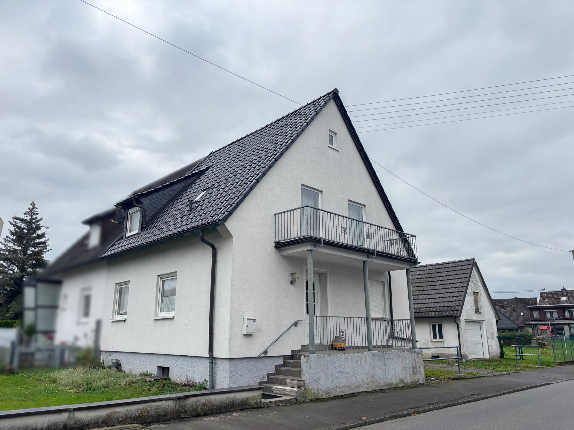 Renovierungsbedürftige Doppelhaushälfte mit Garage auf einem Erbpachtgrundstück in Hamm/Sieg!