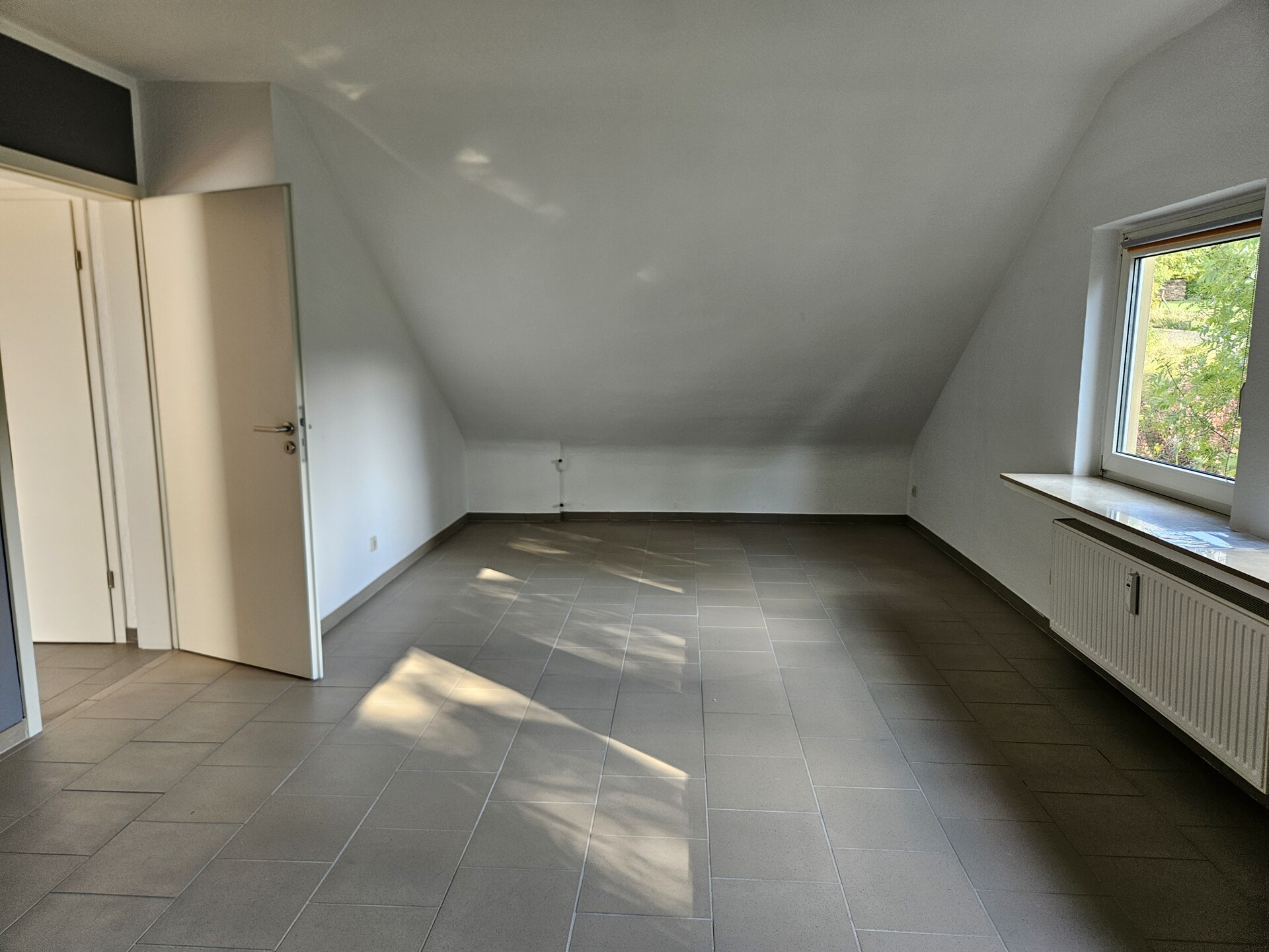 Moderne Dachgeschosswohnung in ruhiger Lage