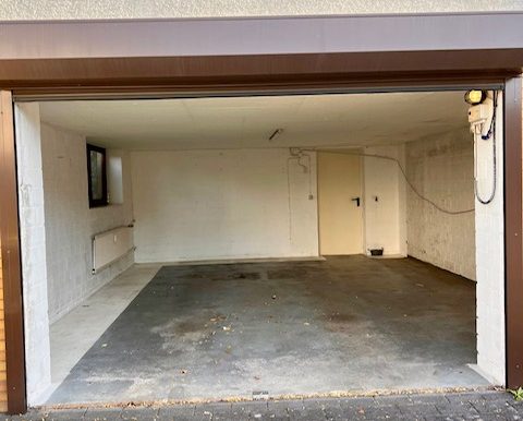 Haushälfte 2 sehr grosse Garage mit Durchgang ins Haus