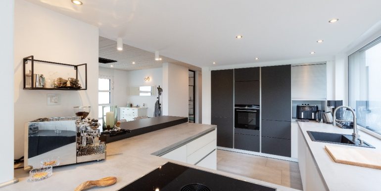 Großzügige Arbeitsfläche im Küchenbereich