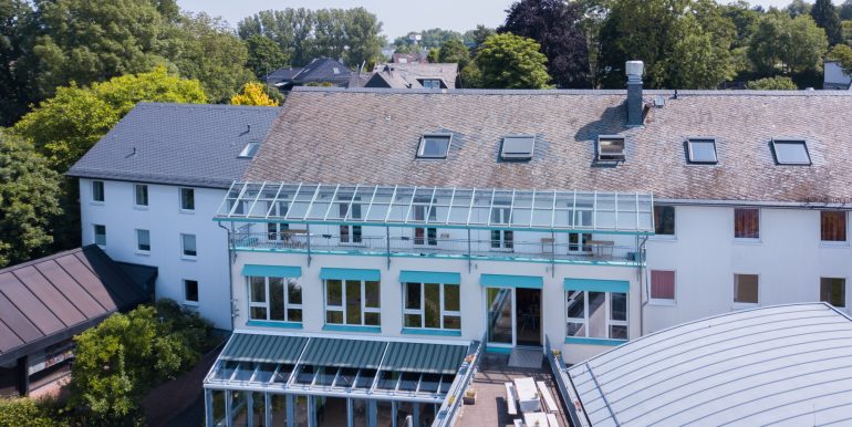 Luftaufnahme - Hauptgebäude hinten