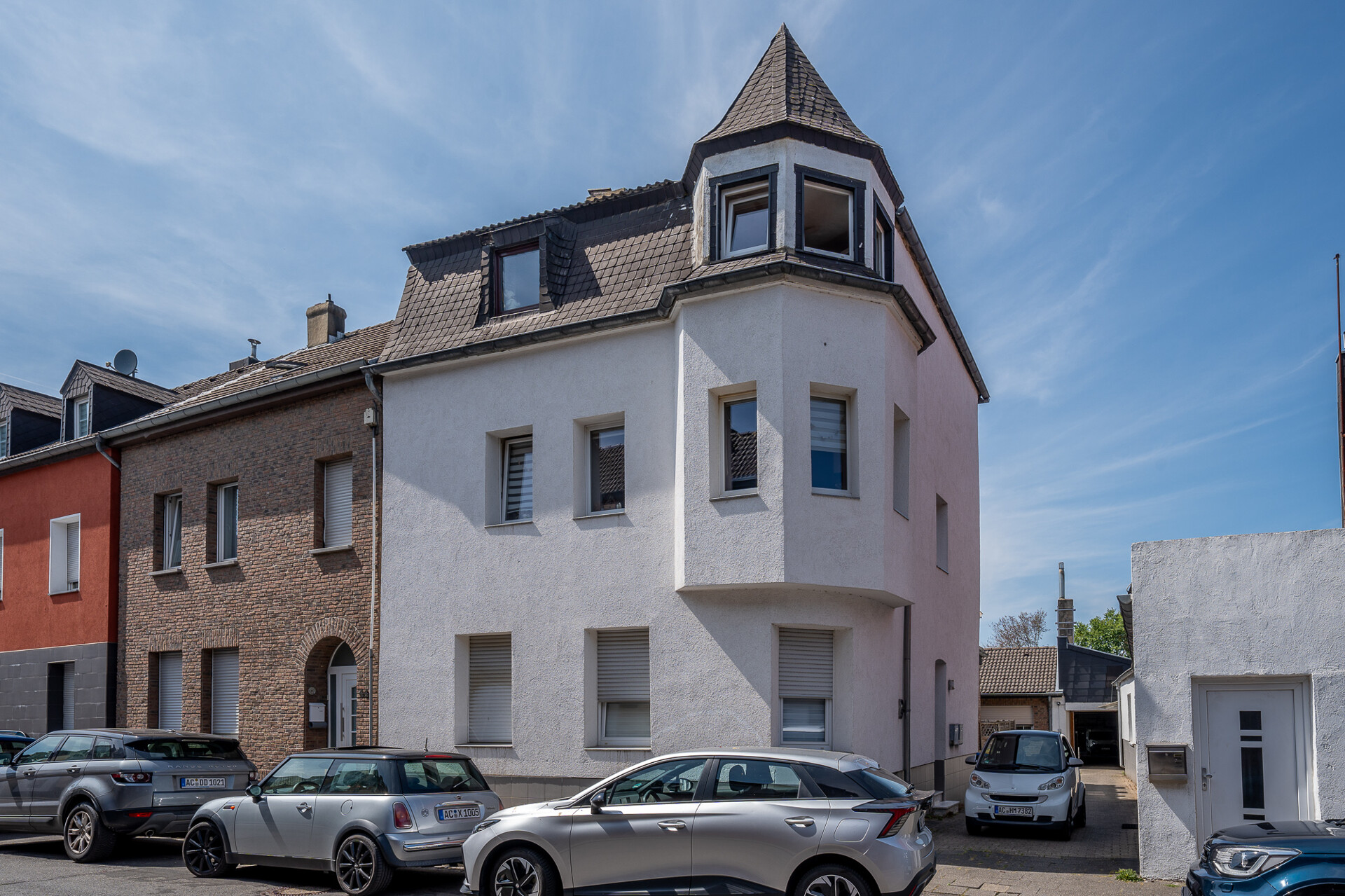 Solides Zweifamilienhaus, perfekt geschnitten, mit Balkon, Terrasse und 217 m² Wohnfläche