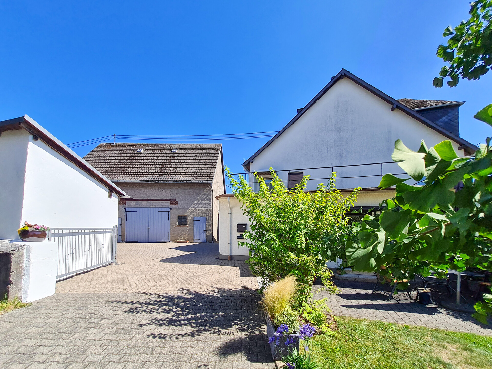 Gepflegtes Ein-/Zweifamilienhaus mit Nebengebäuden und Innenhof – nähe Anhausen!