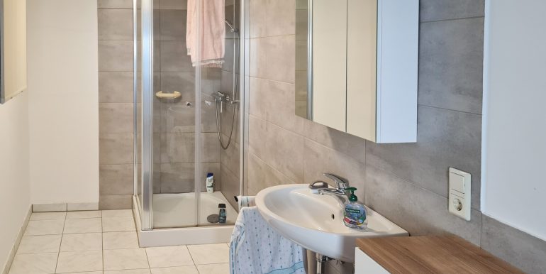 neuwertiges Duschbad EG