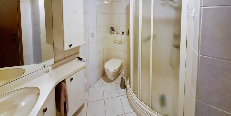 neuwertiges Duschbad