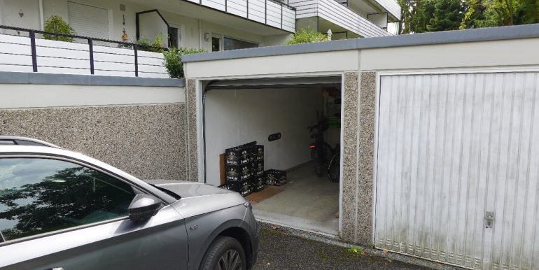 Garage direkt hinter dem Haus