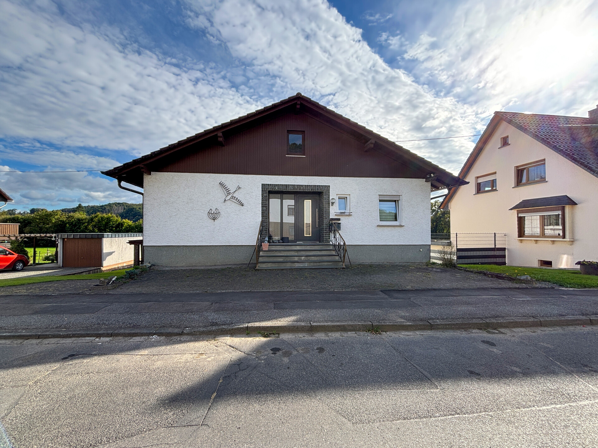 Einfamilienhaus mit Einliegerwohnung – gepflegt und vielseitig nutzbar in Randlage von Windeck!