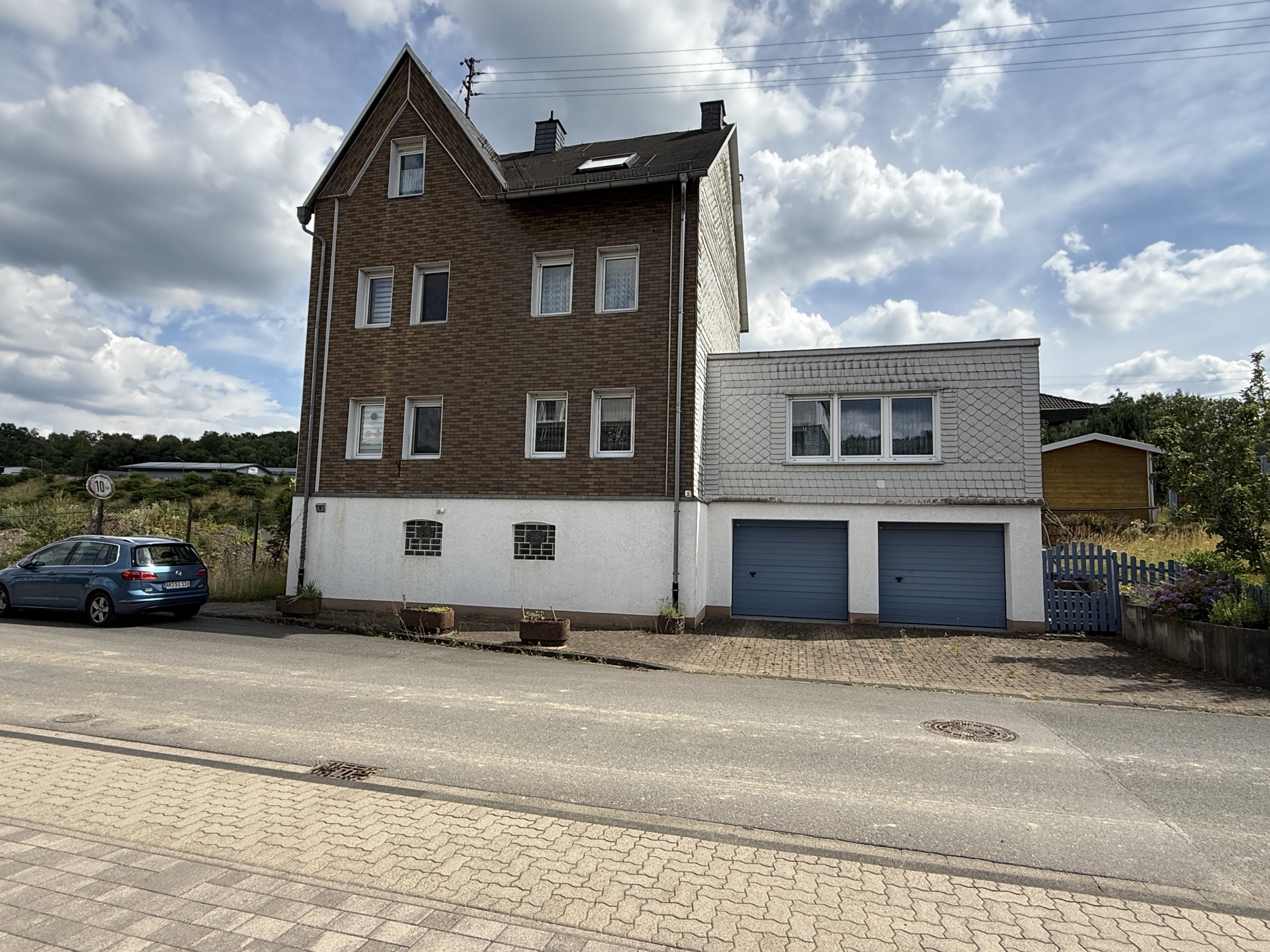 Viel Platz für die Familie – großzügiges Einfamilienhaus mit Wintergarten, Pool und zwei Garagen!