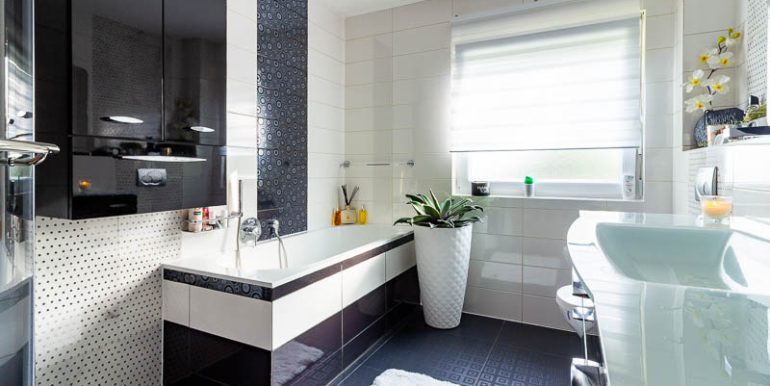 Modernes Tageslichtbad mit stilvollen Kontrasten – Entspannung in eleganter Atmosphäre.