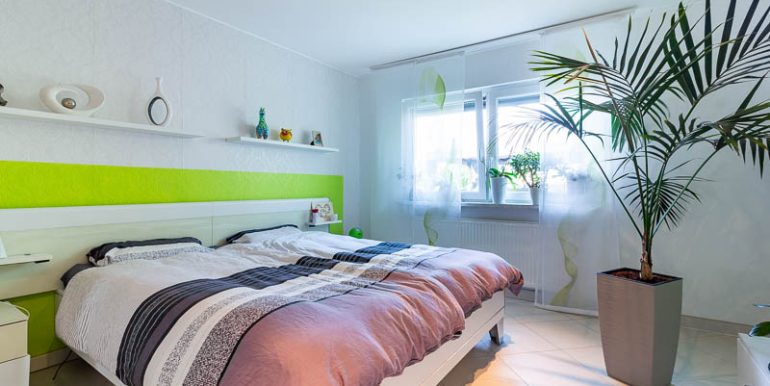 Durchdacht eingerichtet mit frischen Farbtönen – Schlafzimmer mit Charakter und Komfort.