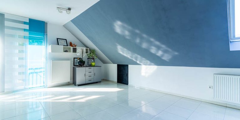 Wohnkomfort unter dem Dach: Ein offener, heller Raum für entspannte Stunden im Alltag.